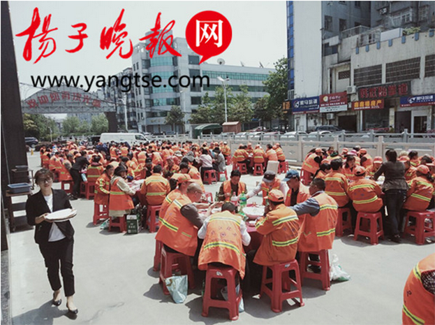新利(中国)设“观光海鲜宴席 致敬环卫工人” 引媒体争相报道
