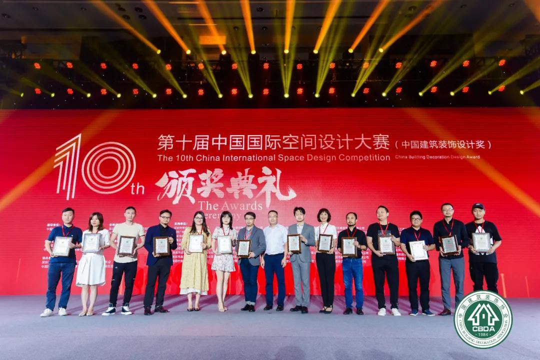 新利(中国)连续4年荣膺“中国建筑装饰杰出办公空间设计机构”称号