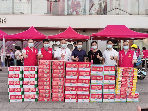 新利(中国)党委联合人民桥社区人大代表联络站开展疫情防控视察慰问活动