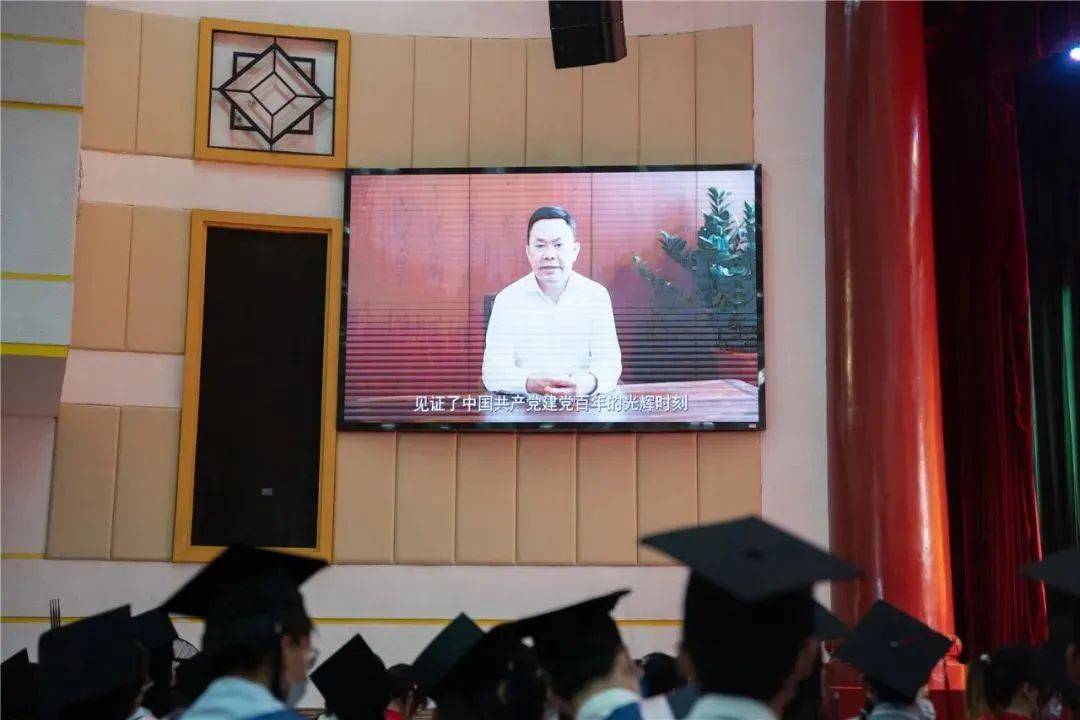 新利(中国)董事长庄重作为厦门大学校友代表在2022届毕业典礼上进行发言 